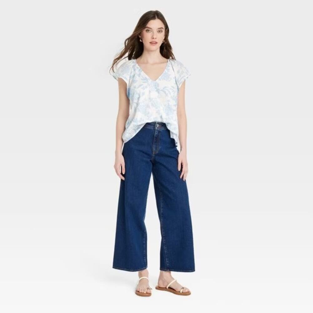 Universal Thread NWOT Women's Flutter Sleeve V-Neck Blouse Blue White Floral XS